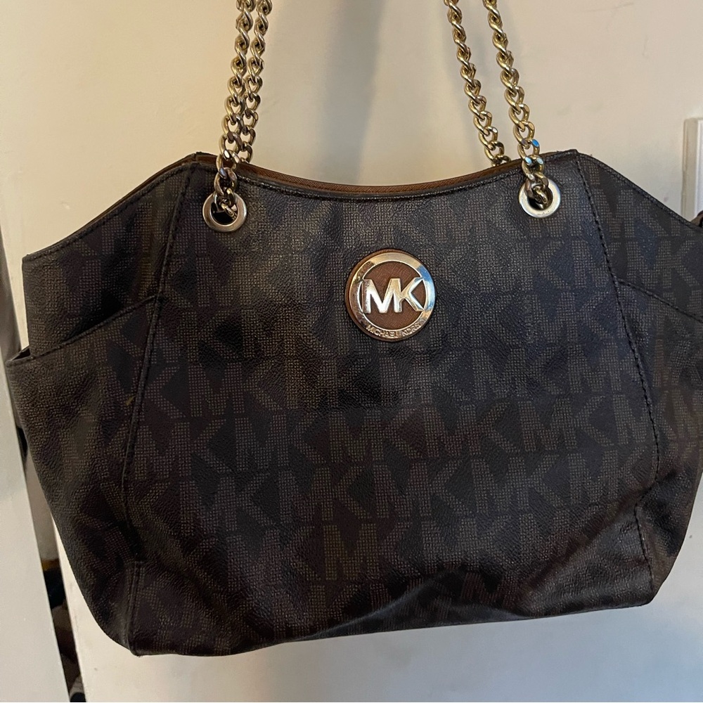 Beautiful Micheal Kors bag in the pictures it shows the inches